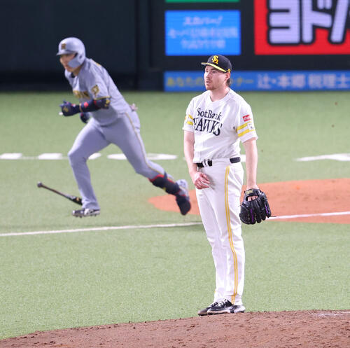 阪神】大山悠輔が藤川監督と笑顔でタッチ 本塁打テラスに先制7号ソロ
