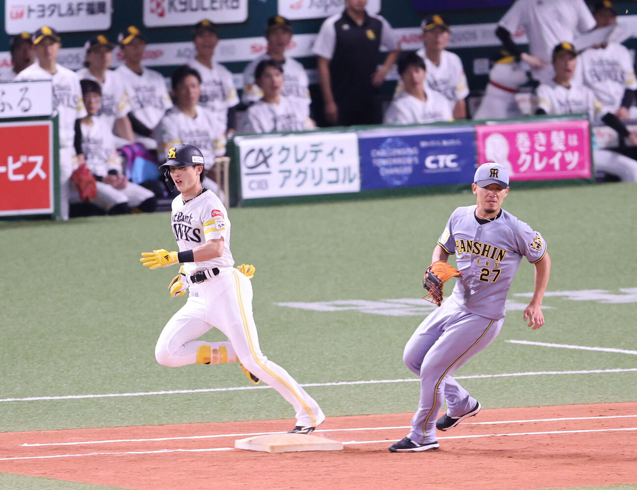 ソフトバンク対阪神　4回裏ソフトバンク無死、周東佑京は一内野安打を放つ（撮影・梅根麻紀）