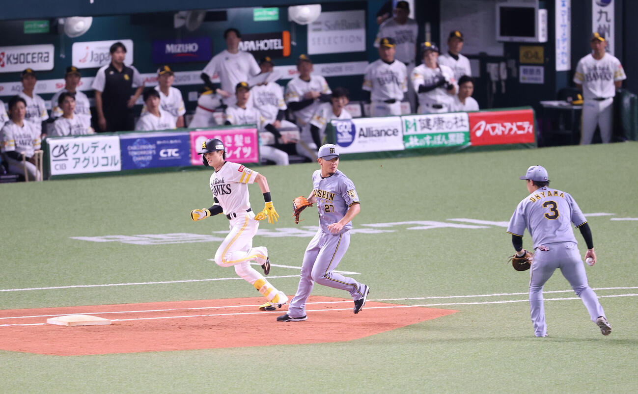 ソフトバンク対阪神　4回裏ソフトバンク無死、周東佑京は一内野安打を放つ（撮影・梅根麻紀）