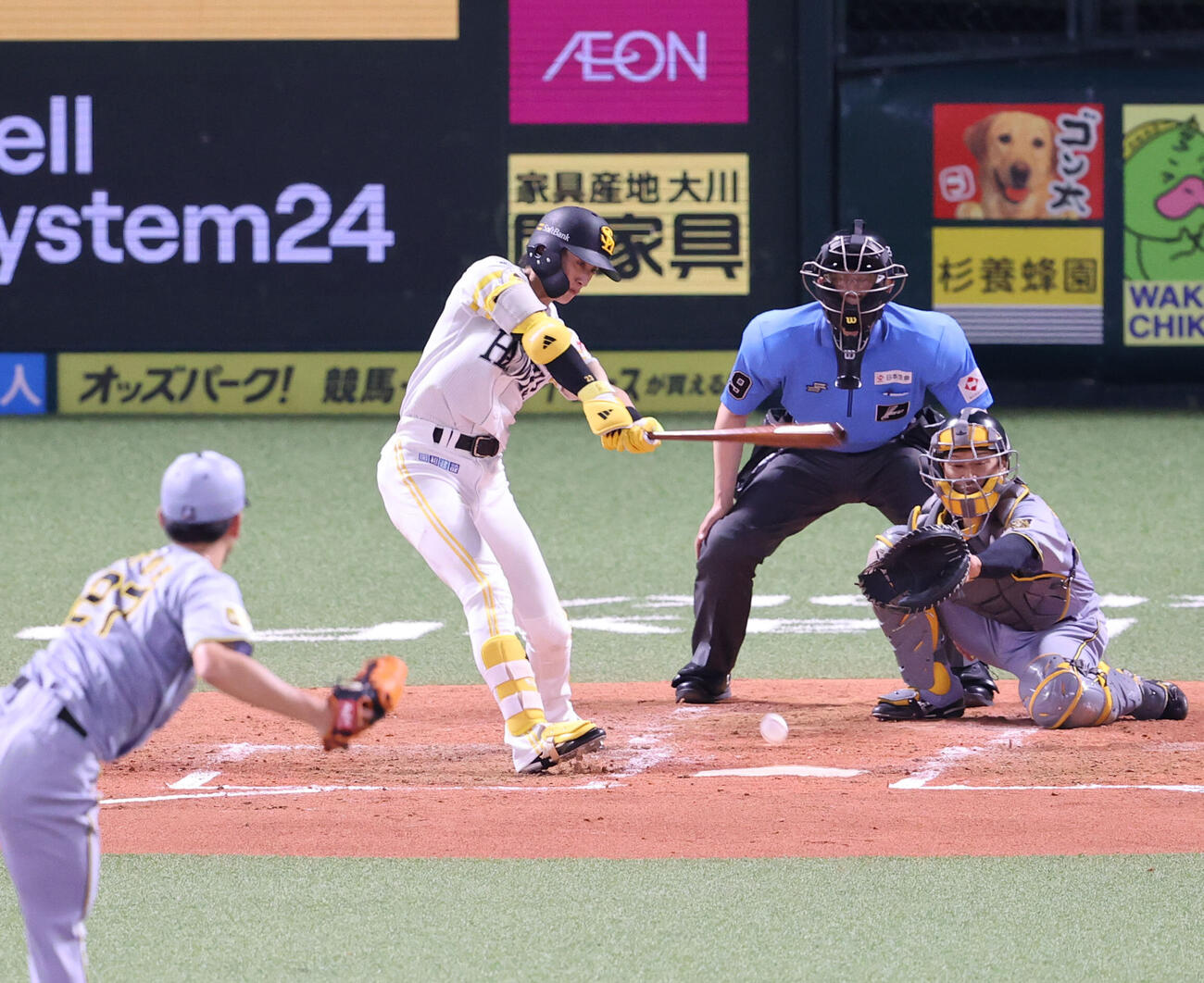 ソフトバンク対阪神　4回裏ソフトバンク無死、周東佑京は一内野安打を放つ（撮影・梅根麻紀）