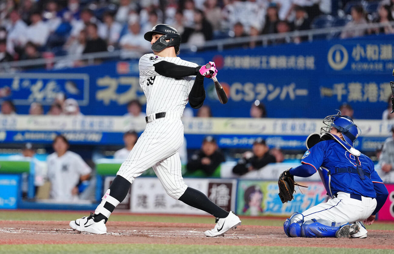 ロッテ対中日　3回裏ロッテ2死三塁、適時打を放つネフタリ・ソト（撮影・鈴木みどり）＝2026年6月11日