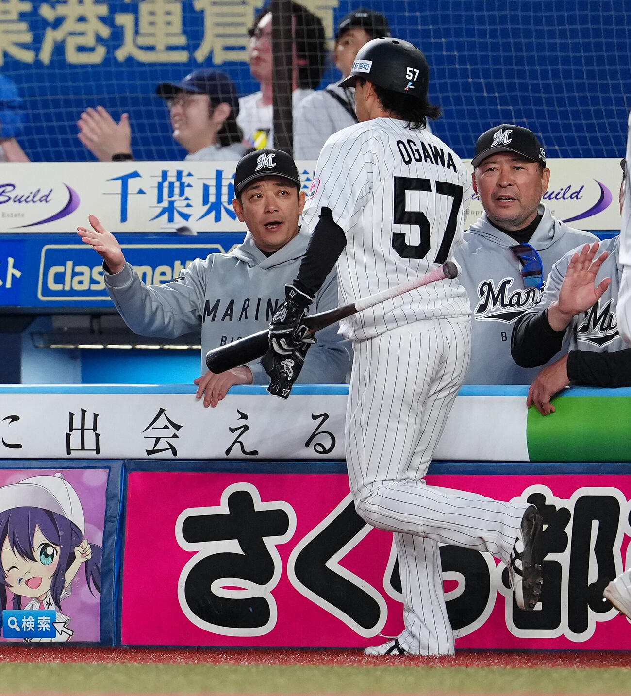 ロッテ対中日　3回裏ロッテ2死三塁、ネフタリ・ソトの適時打で生還した小川龍成（中央）を迎えるサブロー監督（左）（撮影・鈴木みどり）＝2026年6月11日