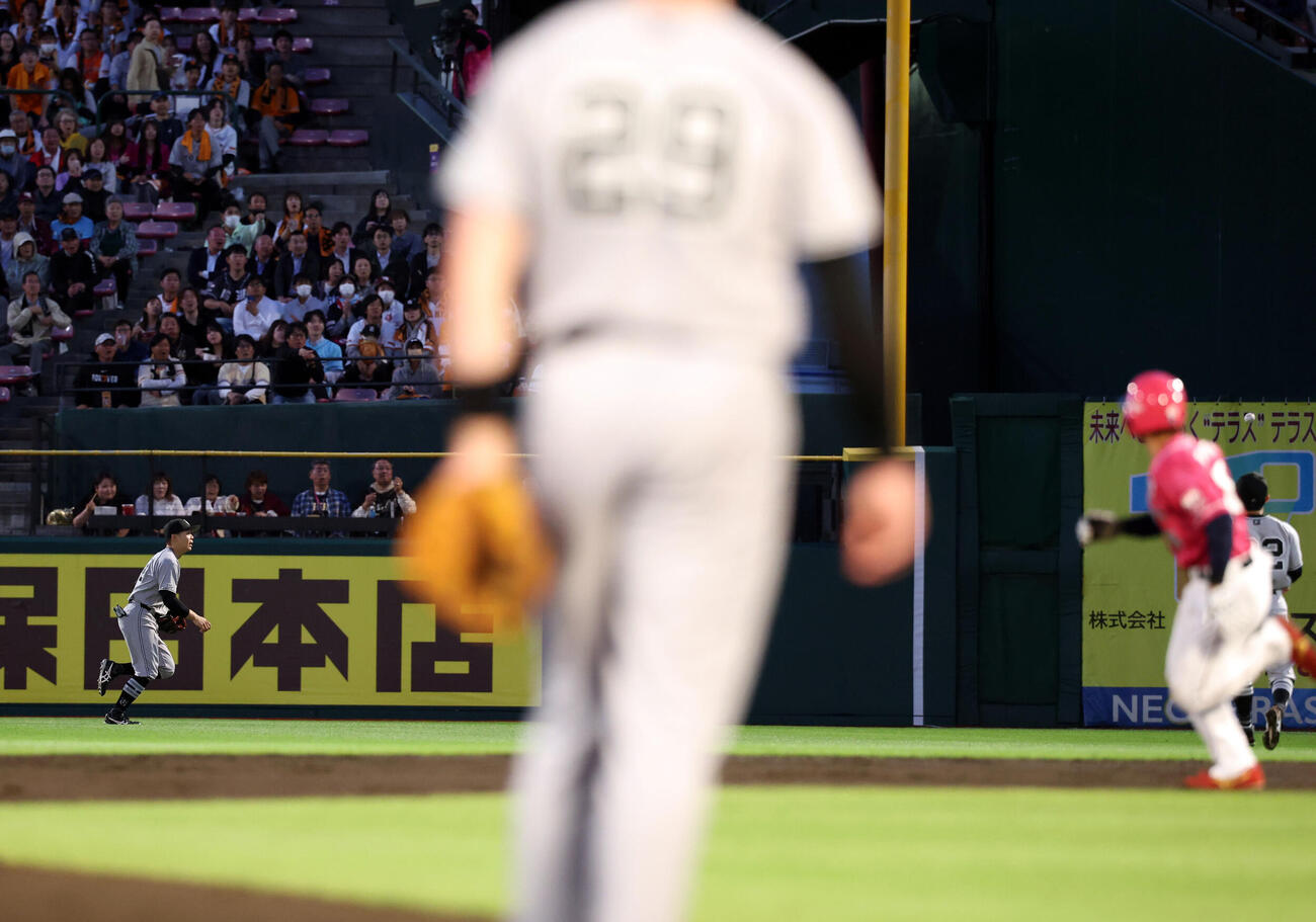 楽天対巨人　4回裏楽天無死一塁、黒川史陽の打球を見失い二塁打にする佐々木俊輔（左）（撮影・浅見桂子）＝2026年6月11日