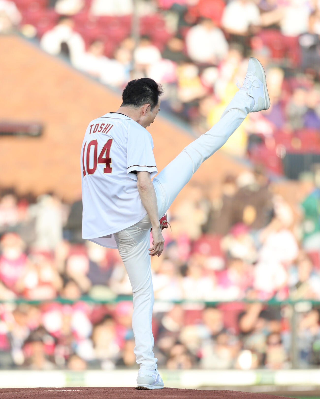 楽天対巨人　セレモニアルピッチに登場し足上げを披露する田原俊彦（撮影・増田悦実）