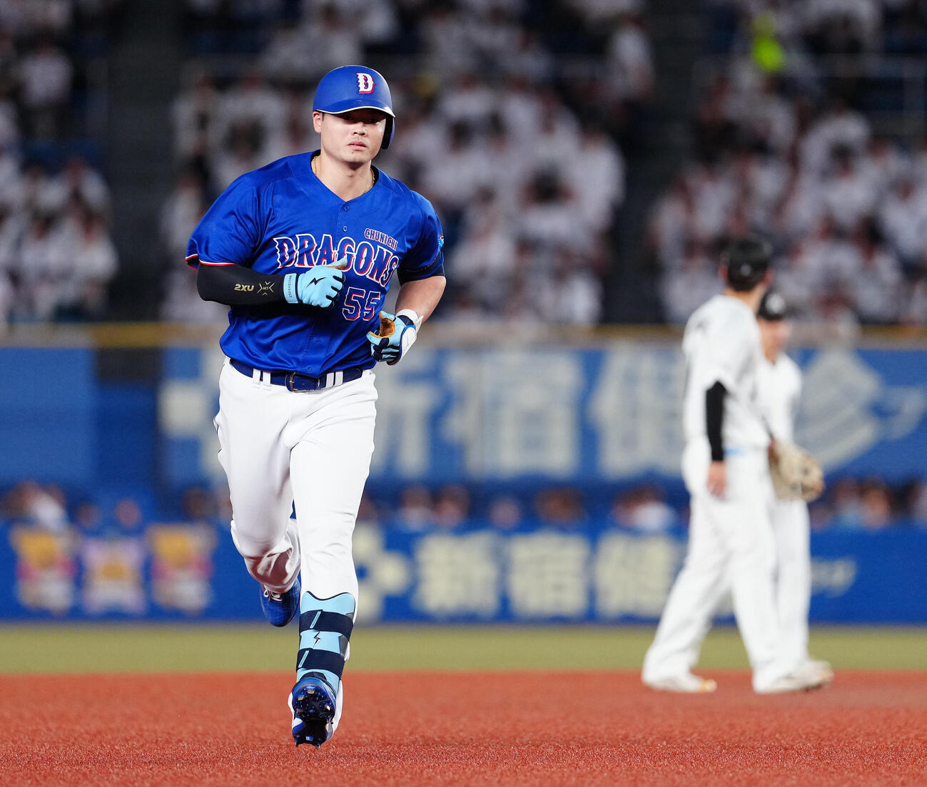 ロッテ対中日　4回表中日2死、ソロ本塁打を放ちダイヤモンドをまわる細川成也（撮影・鈴木みどり）