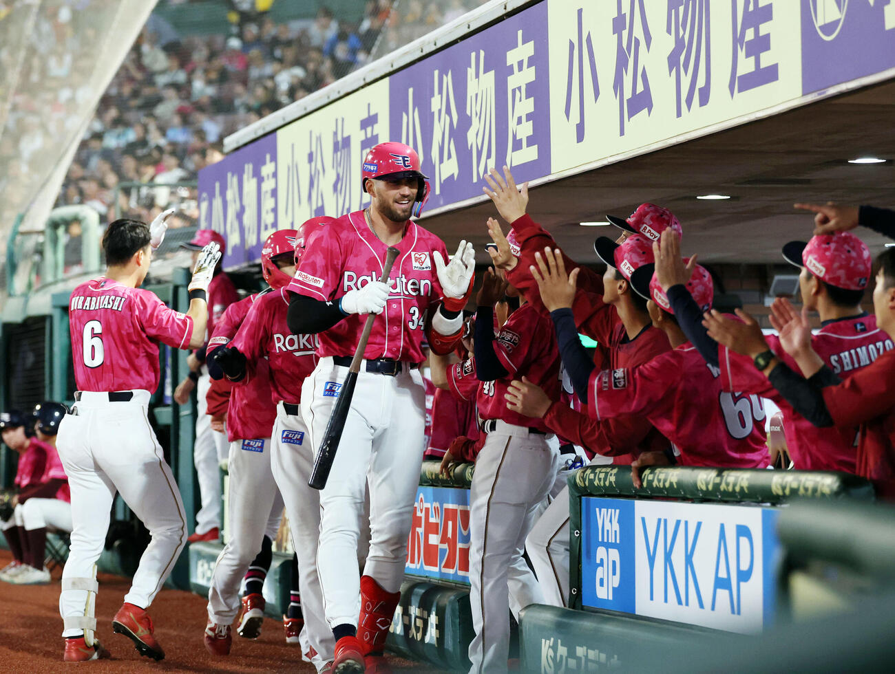 楽天対巨人　6回裏楽天無死一、二塁、マッカスカーは3点本塁打を放ち笑顔でナインとハイタッチ（撮影・浅見桂子）