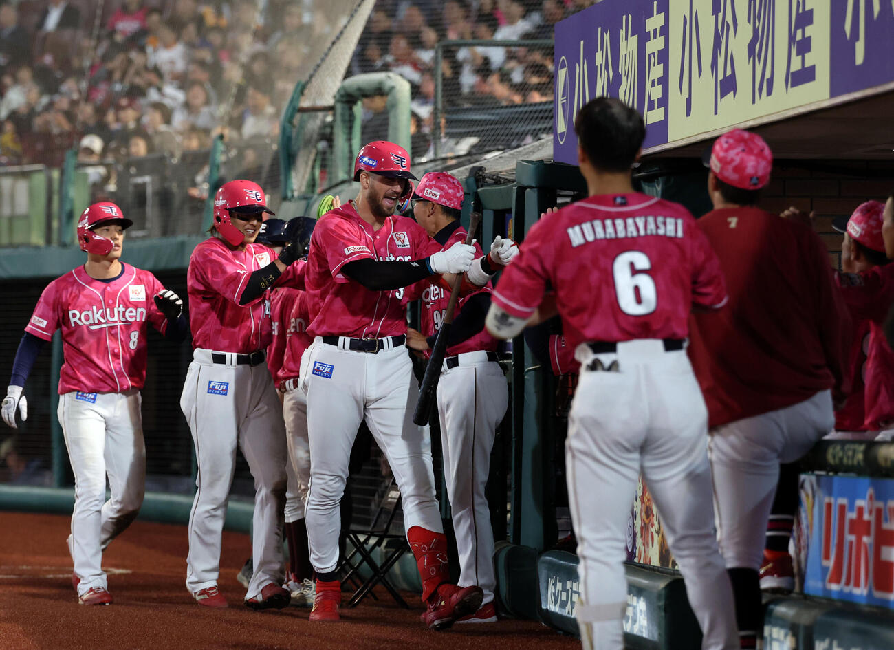 楽天対巨人　6回裏楽天無死一、二塁、マッカスカーは3点本塁打を放ち笑顔でナインとハイタッチ（撮影・浅見桂子）