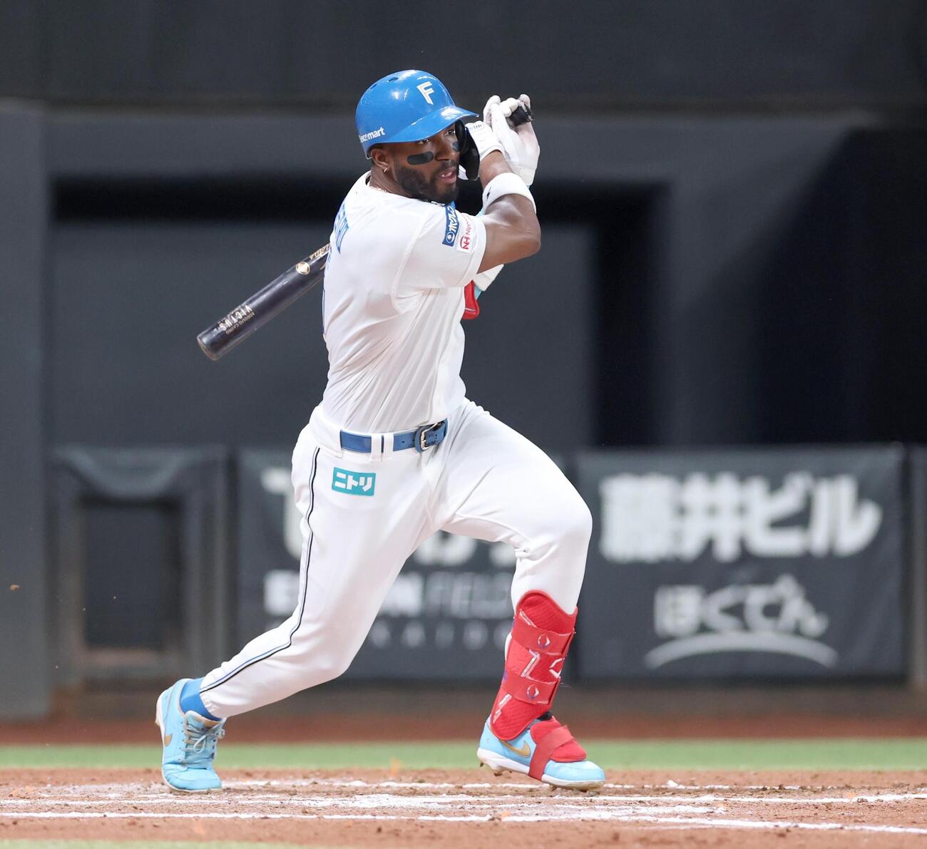 日本ハム対DeNA 6回裏日本ハム2死一、三塁、適時打を放つカストロ（撮影・黒川智章）