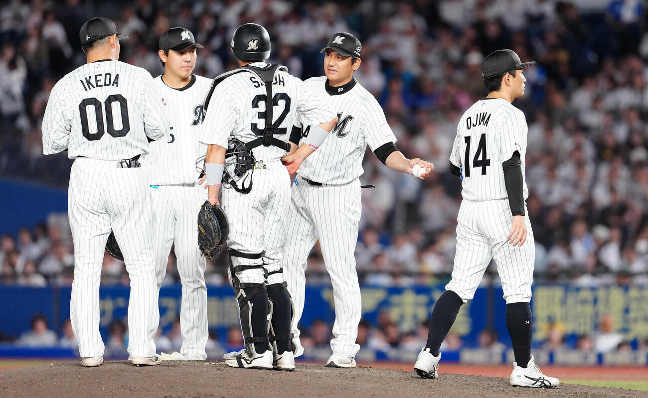 ロッテ対中日　6回表途中で降板するロッテ先発の小島和哉（右）（撮影・鈴木みどり）