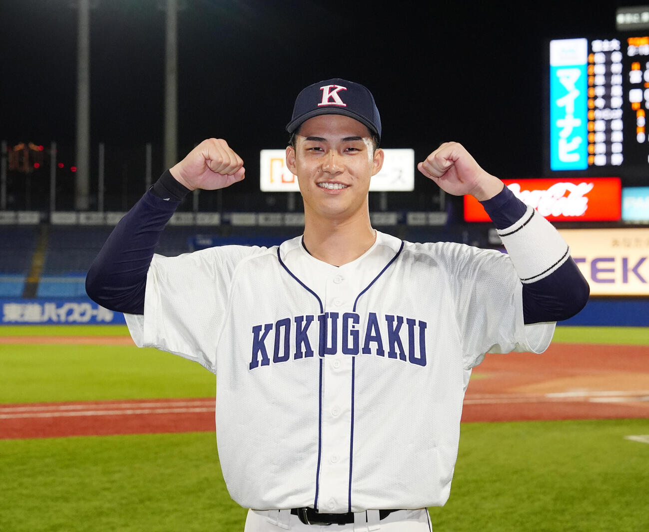 全日本大学野球選手権　準々決勝　富士大対国学院大　試合後、ガッツポーズで写真に納まる国学院大・石野蓮授（撮影・江口和貴）