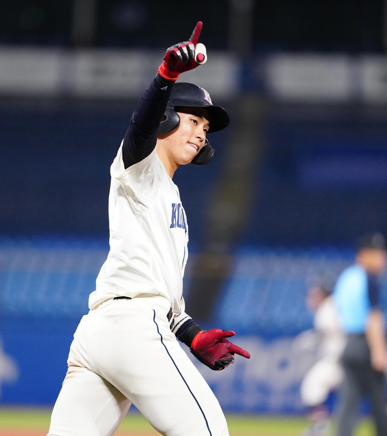全日本大学野球選手権　準々決勝　富士大対国学院大　8回裏国学院大1死一塁、逆転2点本塁打を放ち、右手を突き上げる石野蓮授（撮影・江口和貴）
