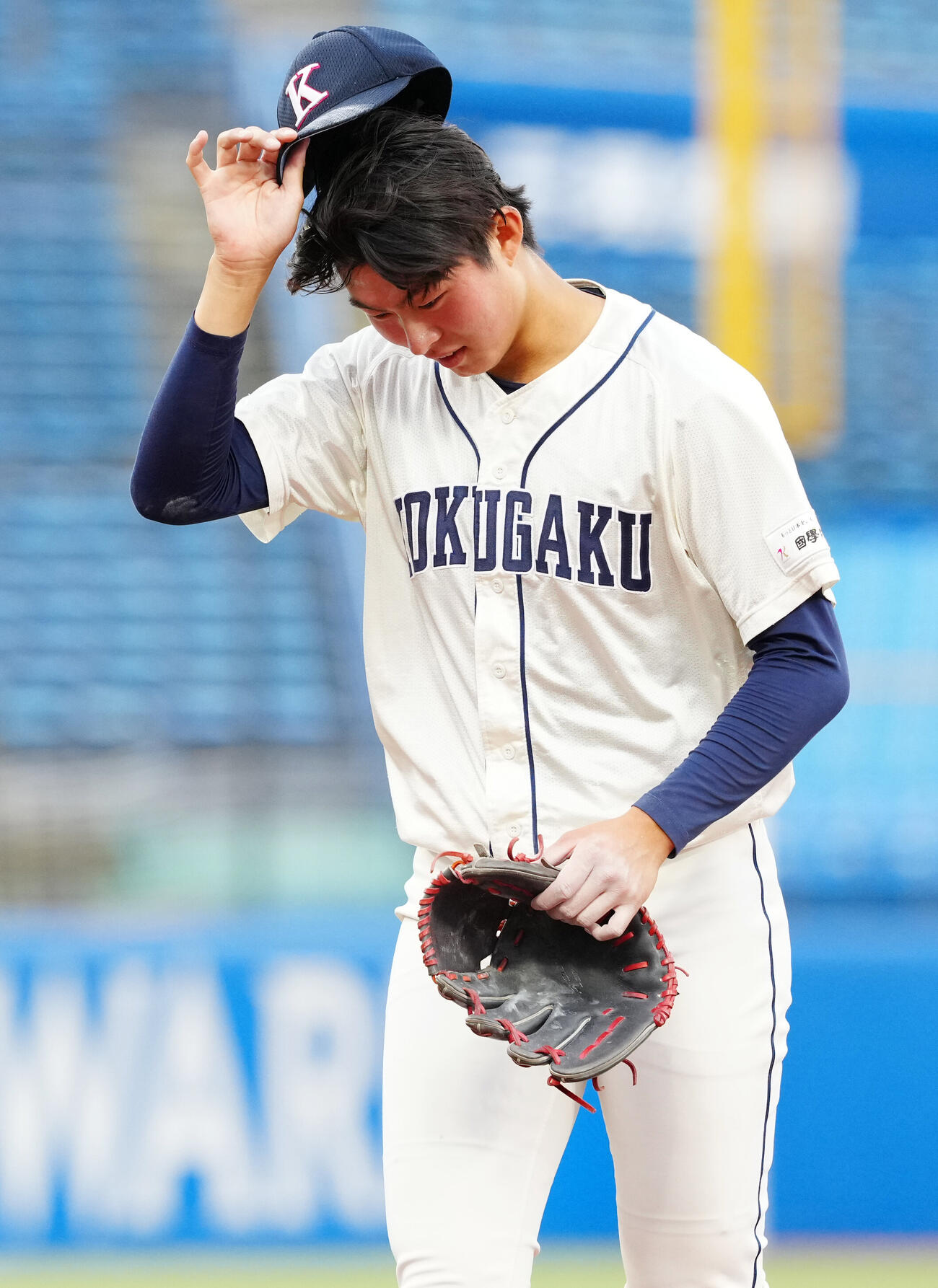 全日本大学野球選手権　準々決勝　富士大対国学院大　2回表終了後、ベンチに引き揚げる国学院大先発の中井遥次郎（撮影・江口和貴）