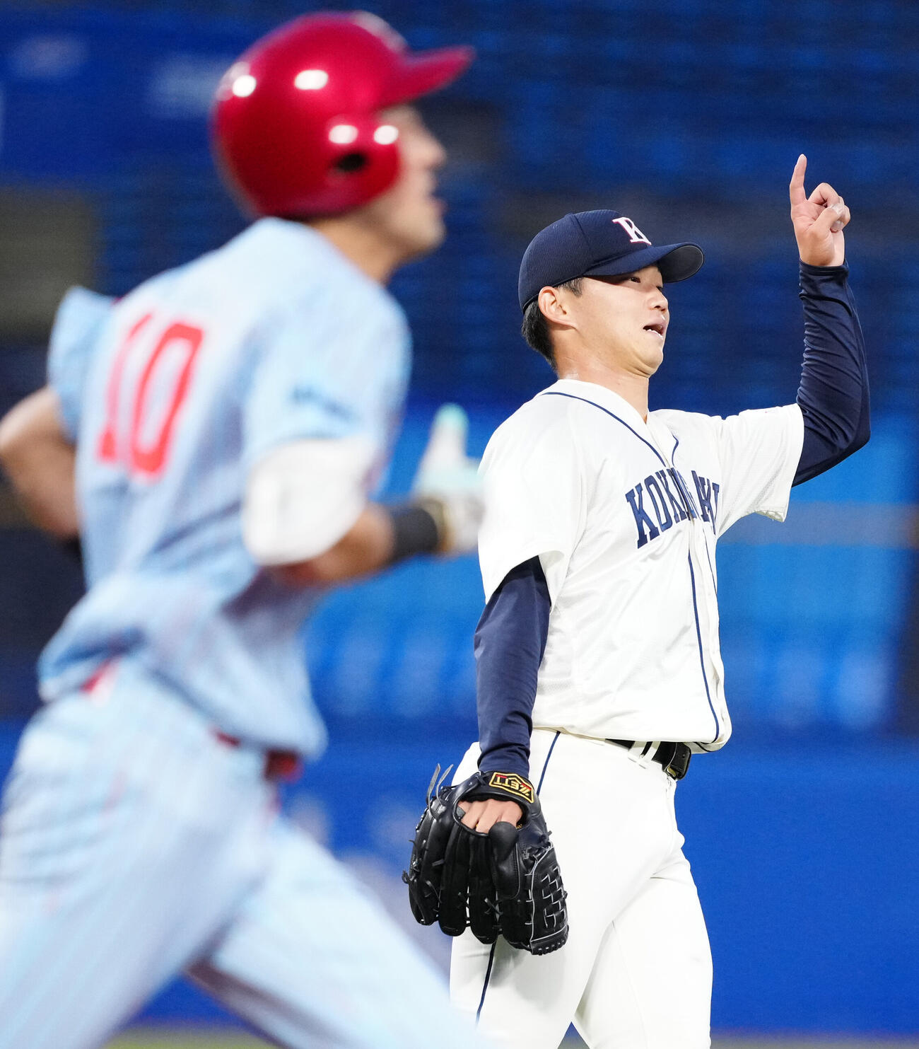 全日本大学野球選手権　準々決勝　富士大対国学院大　6回表富士大1死、赤瀬健心（手前）を一ゴロに仕留める冨田遼弥（撮影・江口和貴）