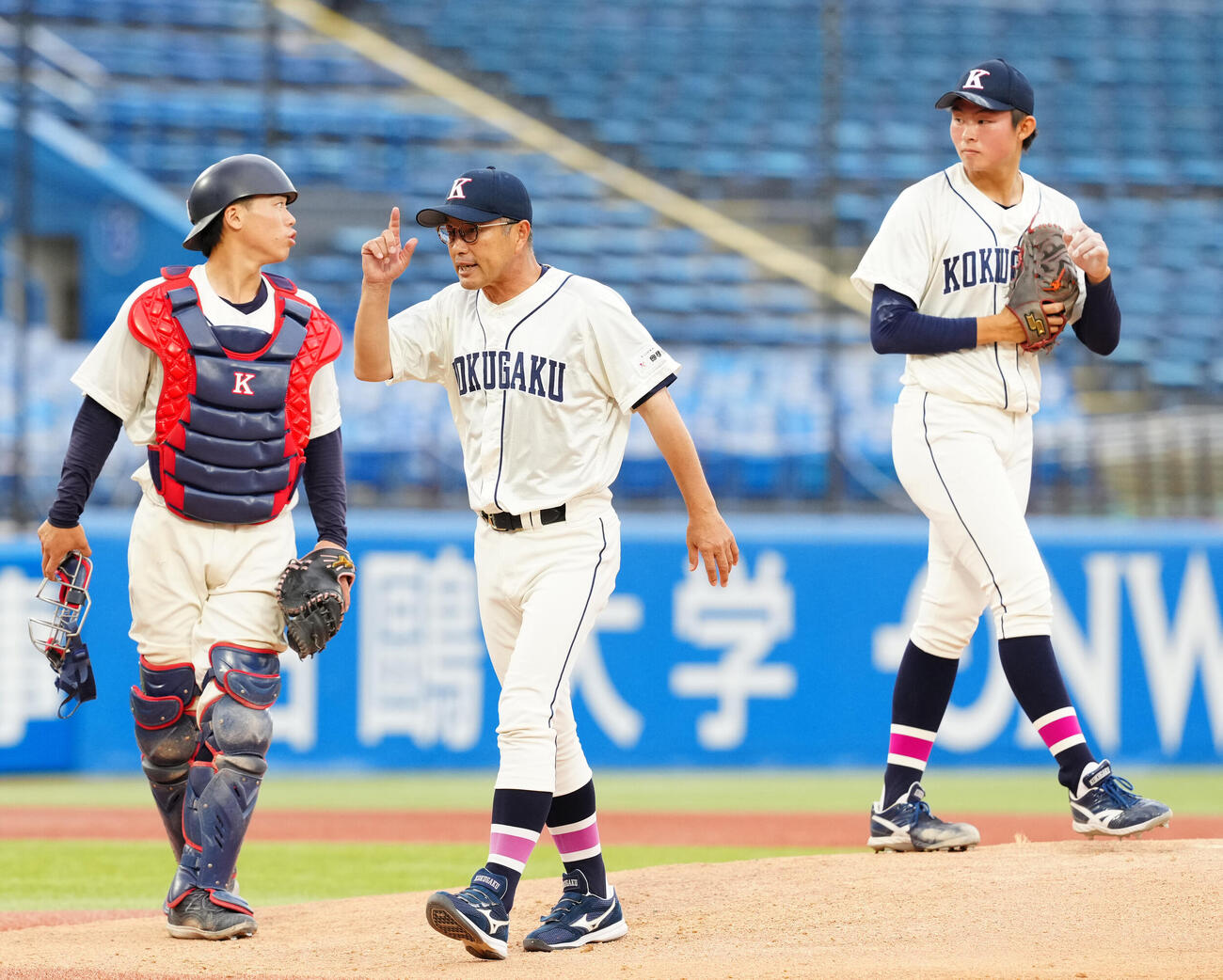 全日本大学野球選手権　準々決勝　富士大対国学院大　2回表、国学院大先発の中井遥次郎（右）を激励しベンチに引き揚げる鳥山泰孝監督（中央）（撮影・江口和貴）