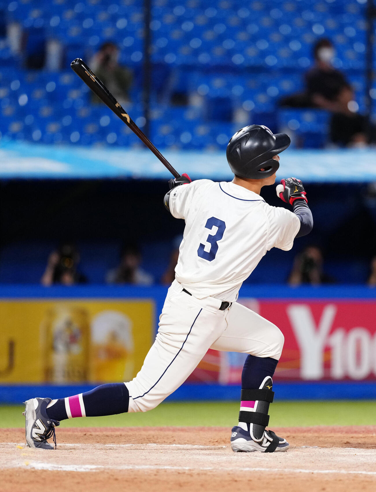 全日本大学野球選手権　準々決勝　富士大対国学院大　8回裏国学院大1死一塁、2点本塁打を放つ石野蓮授（撮影・江口和貴）