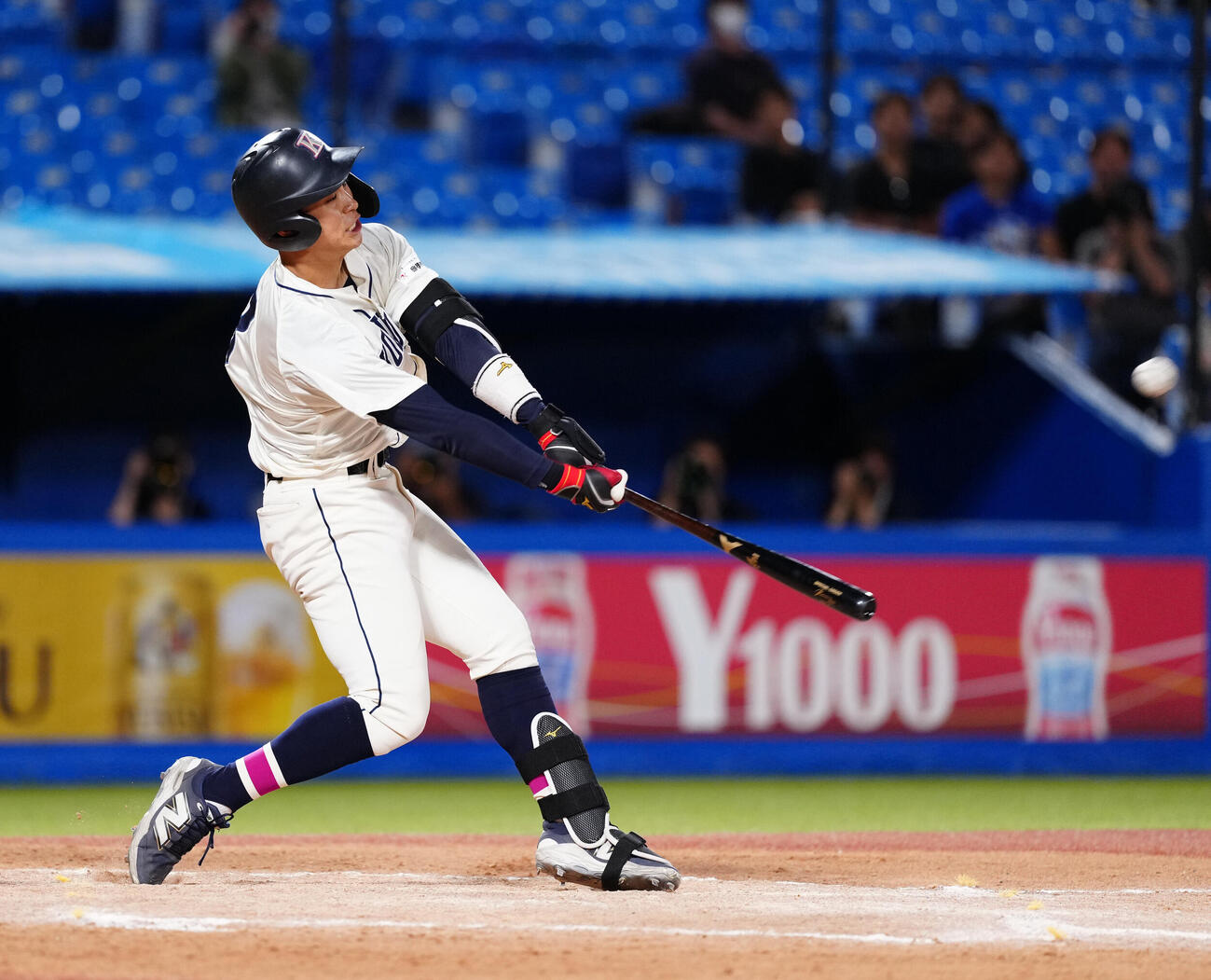 全日本大学野球選手権　準々決勝　富士大対国学院大　8回裏国学院大1死一塁、逆転2点本塁打を放つ石野蓮授（撮影・江口和貴）