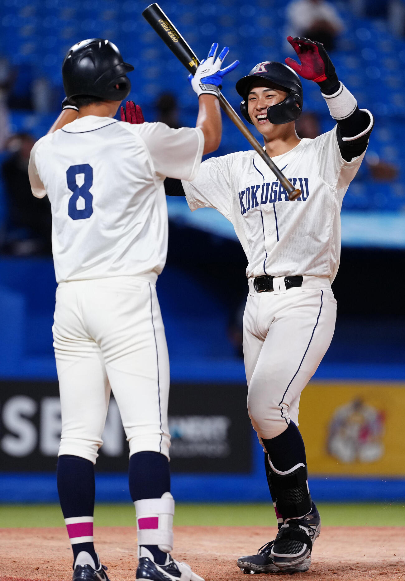 全日本大学野球選手権　準々決勝　富士大対国学院大　8回裏国学院大1死一塁、2点本塁打を放ち、生還した石野蓮授（右）（撮影・江口和貴）