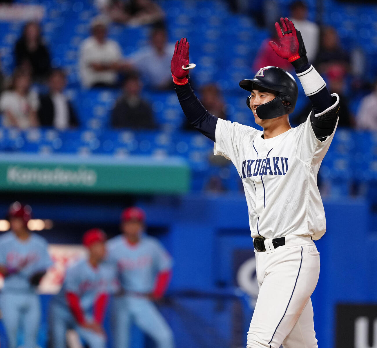 全日本大学野球選手権　準々決勝　富士大対国学院大　8回裏国学院大1死一塁、2点本塁打を放ち、生還した石野蓮授（撮影・江口和貴）