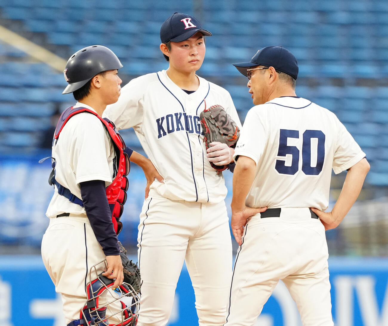 全日本大学野球選手権　準々決勝　富士大対国学院大　2回表、国学院大・鳥山泰孝監督（右）に激励される先発の中井遥次郎（中央）（撮影・江口和貴）