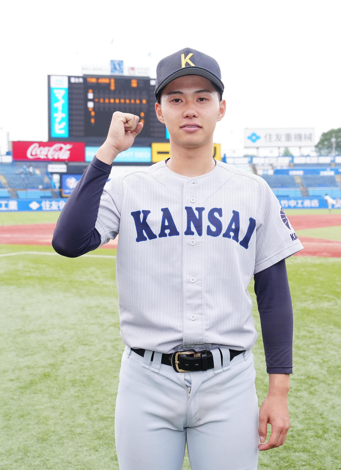 全日本大学野球選手権　準々決勝　金沢学院大対関大　試合後、ガッツポーズで写真に納まる関大・米沢友翔（撮影・江口和貴）