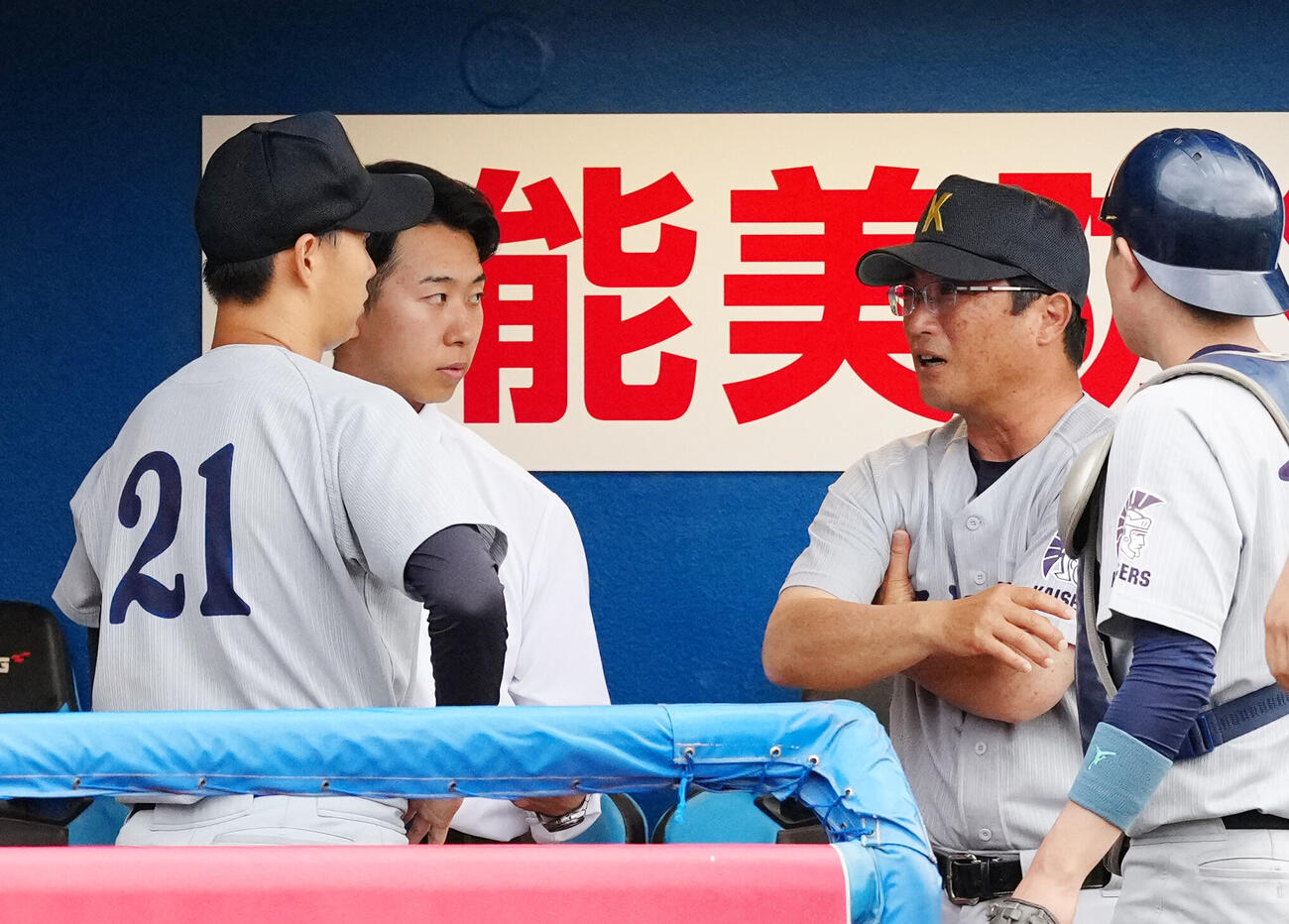 全日本大学野球選手権　準々決勝　金沢学院大対関大　6回表終了後、関大先発の米沢友翔（左）と言葉を交わす小田洋一監督（中央右）（撮影・江口和貴）