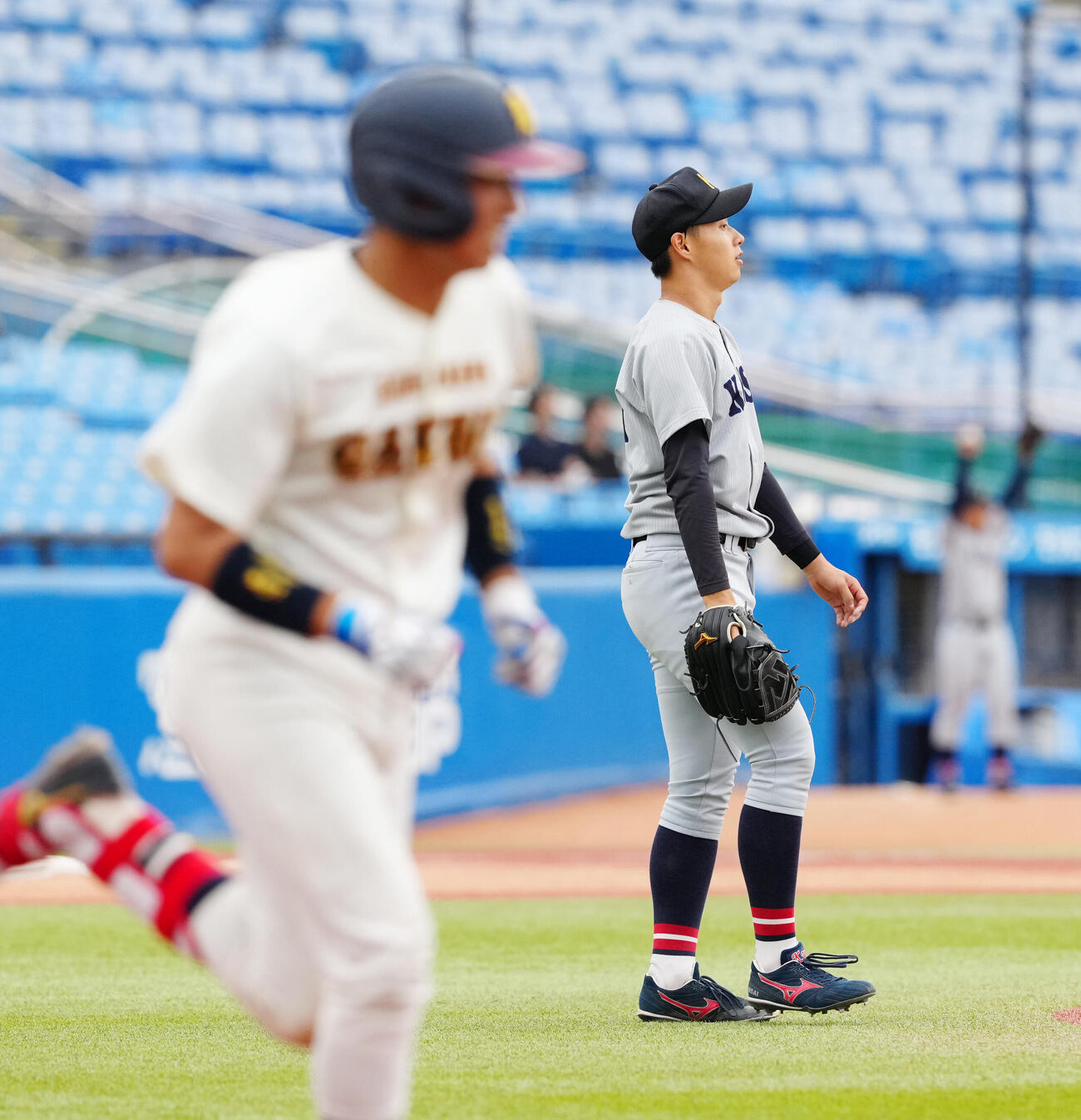 全日本大学野球選手権　準々決勝　金沢学院大対関大　7回表金沢学院大2死、土井研照（手前）を右飛に仕留める米沢友翔（撮影・江口和貴）
