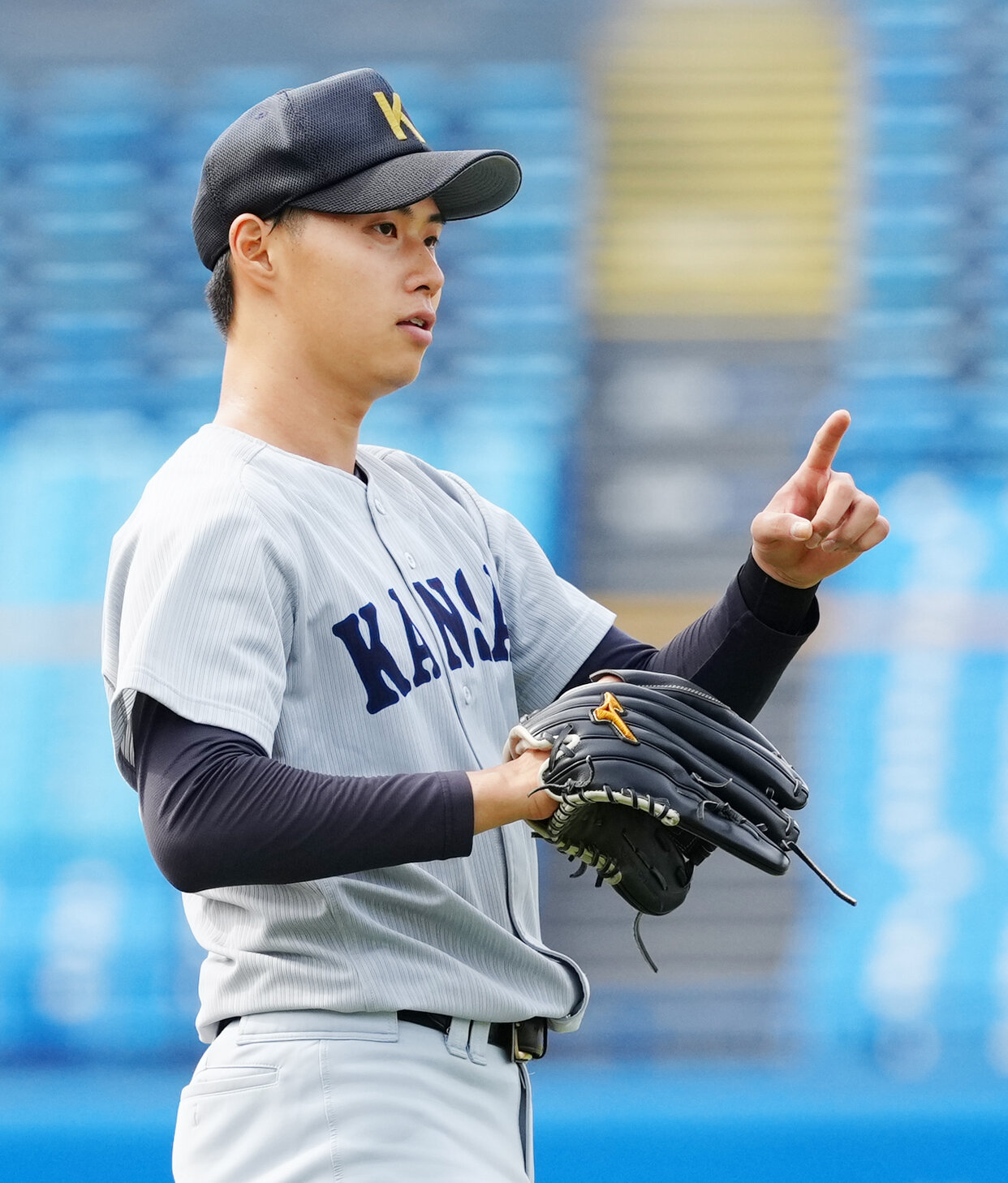 全日本大学野球選手権　準々決勝　金沢学院大対関大　4回表金沢学院大無死二塁、真木佳唯斗を投ゴロに仕留めた米沢友翔（撮影・江口和貴）