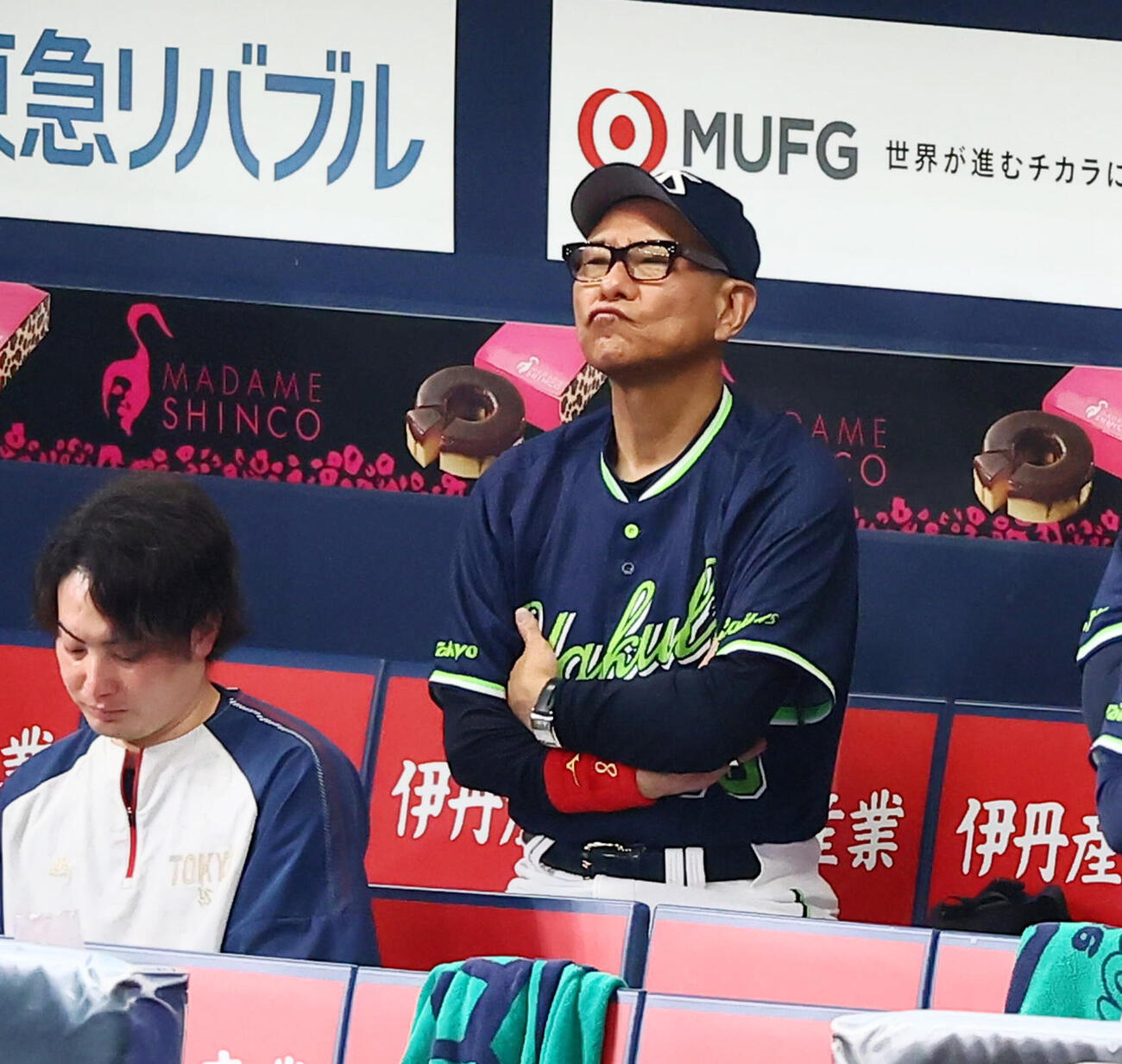 オリックス対ヤクルト　8回裏、厳しい表情でベンチから試合展開を見るヤクルト池山隆寛監督（撮影・加藤哉）＝2026年6月11日