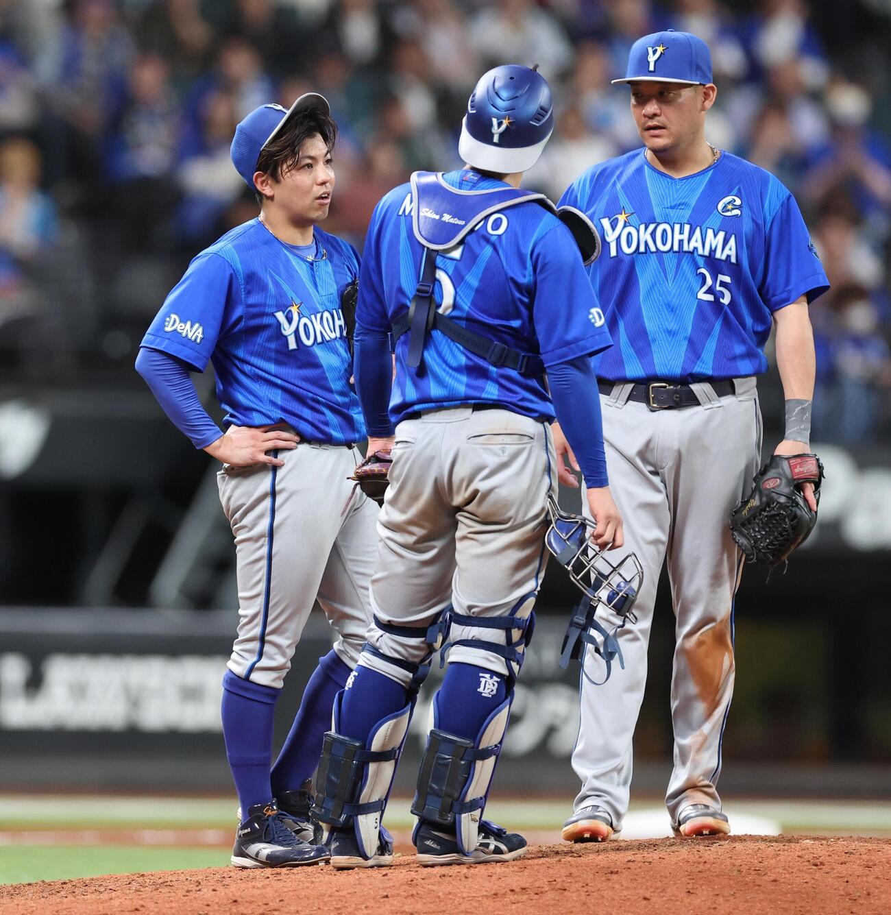 日本ハム対DeNA 8回途中降板する東克樹（左）（撮影・黒川智章）