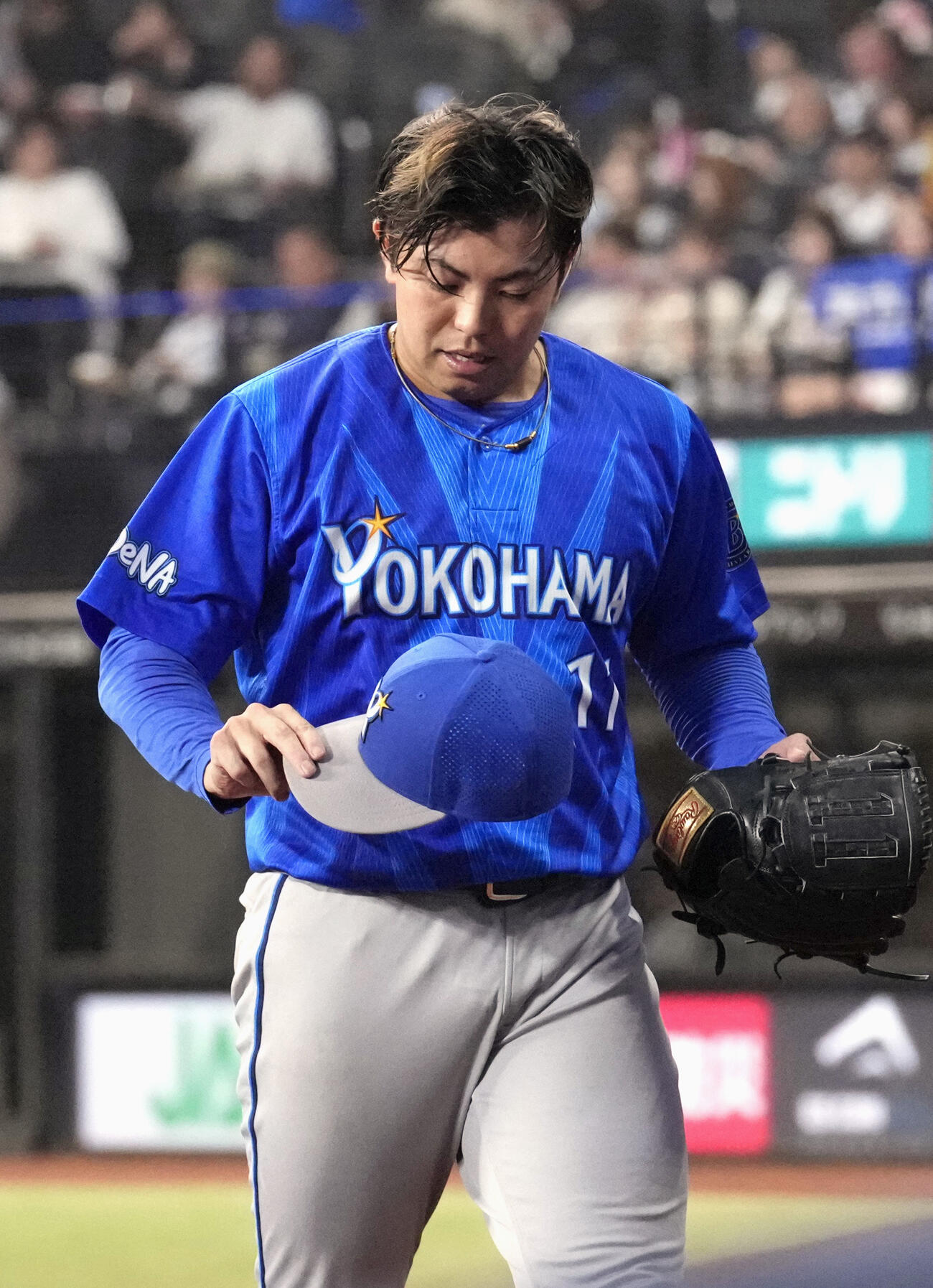 6回、2点を失い肩を落としてベンチに戻るDeNA東（共同）