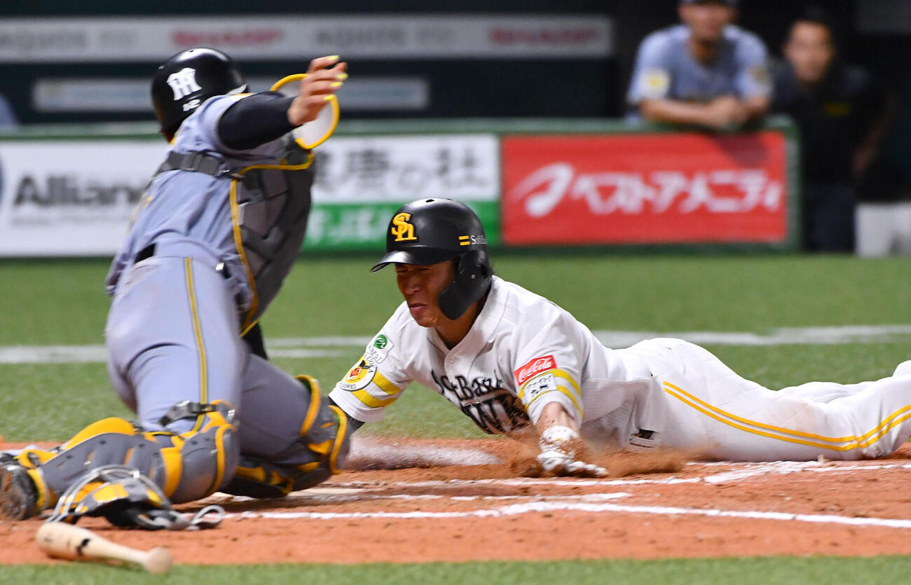 ソフトバンク対阪神　7回裏ソフトバンク2死二塁、牧原大成の勝ち越し右前適時打で生還した野村勇（撮影・岩下翔太）