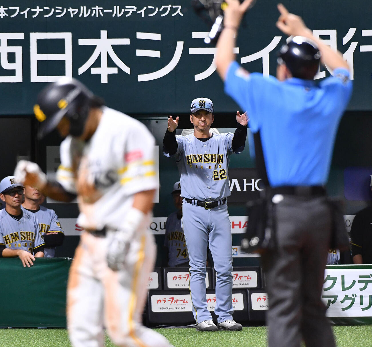 ソフトバンク対阪神　7回裏ソフトバンク2死二塁、牧原大成の右前安打で二塁走者の野村勇（左）の生還のクロスプレーにリクエストをする藤川球児監督（撮影・岩下翔太）