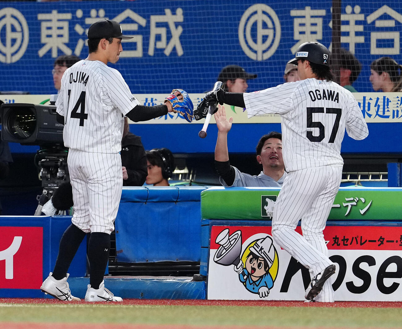 ロッテ対中日　3回裏ロッテ2死三塁、ネフタリ・ソトの適時打で生還した小川龍成（右）を迎える小島和哉（撮影・鈴木みどり）