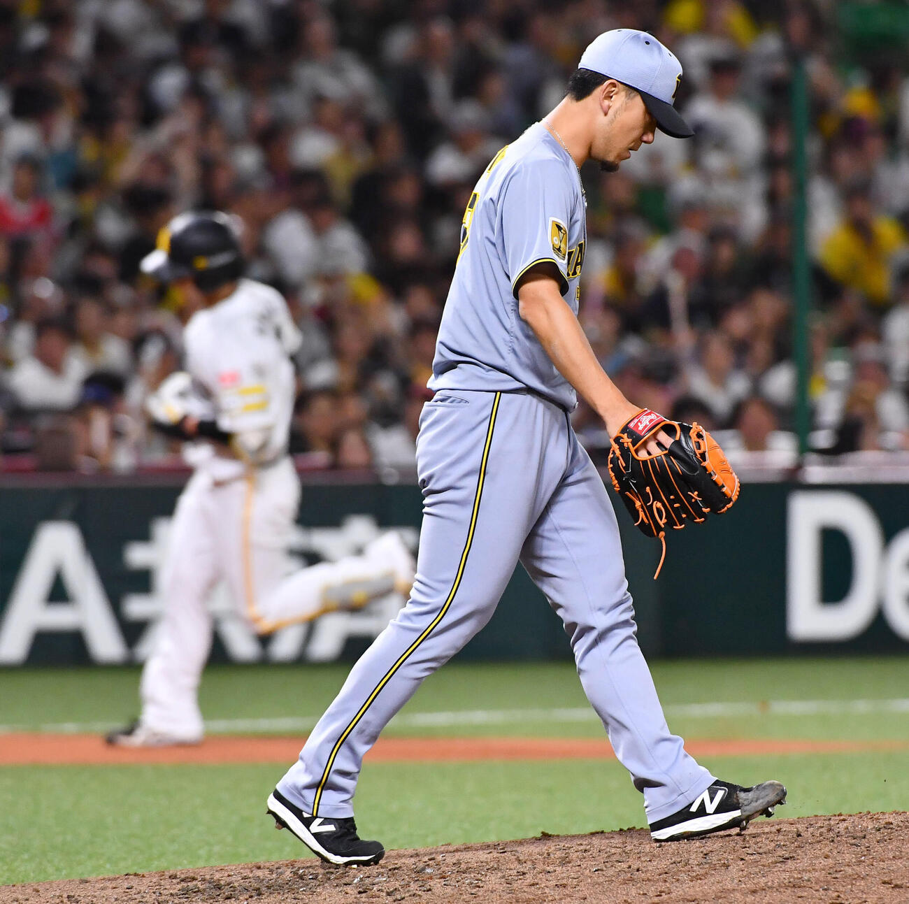 ソフトバンク対阪神　4回裏ソフトバンク無死、正木智也（左）に左越え同点本塁打を打たれた伊藤将司（撮影・岩下翔太）