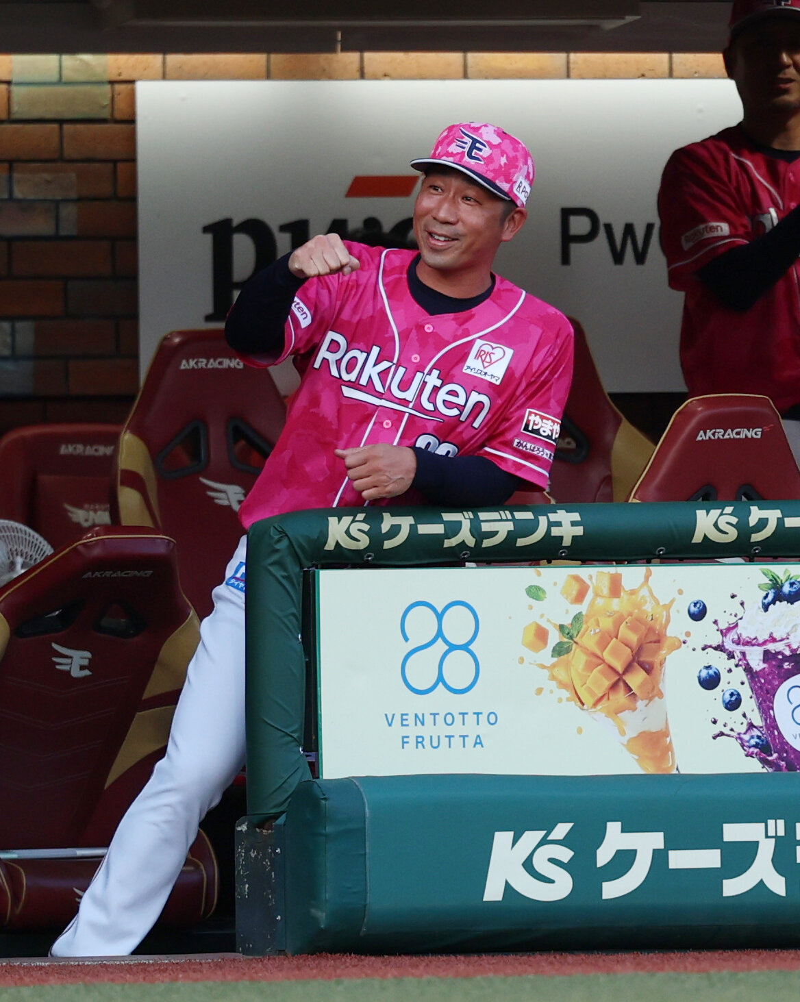 楽天対巨人　1回裏楽天1死一、二塁、村林一輝の適時内野安打打で追加点をあげ、笑顔を見せる塩川達也監督代行（撮影・増田悦実）
