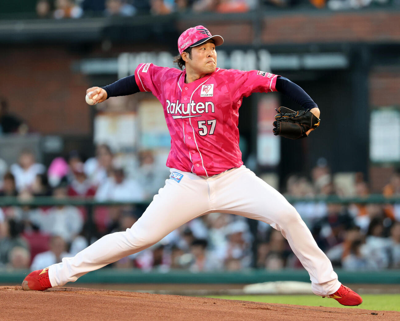 楽天対巨人　力投する楽天先発の滝中瞭太（撮影・浅見桂子）