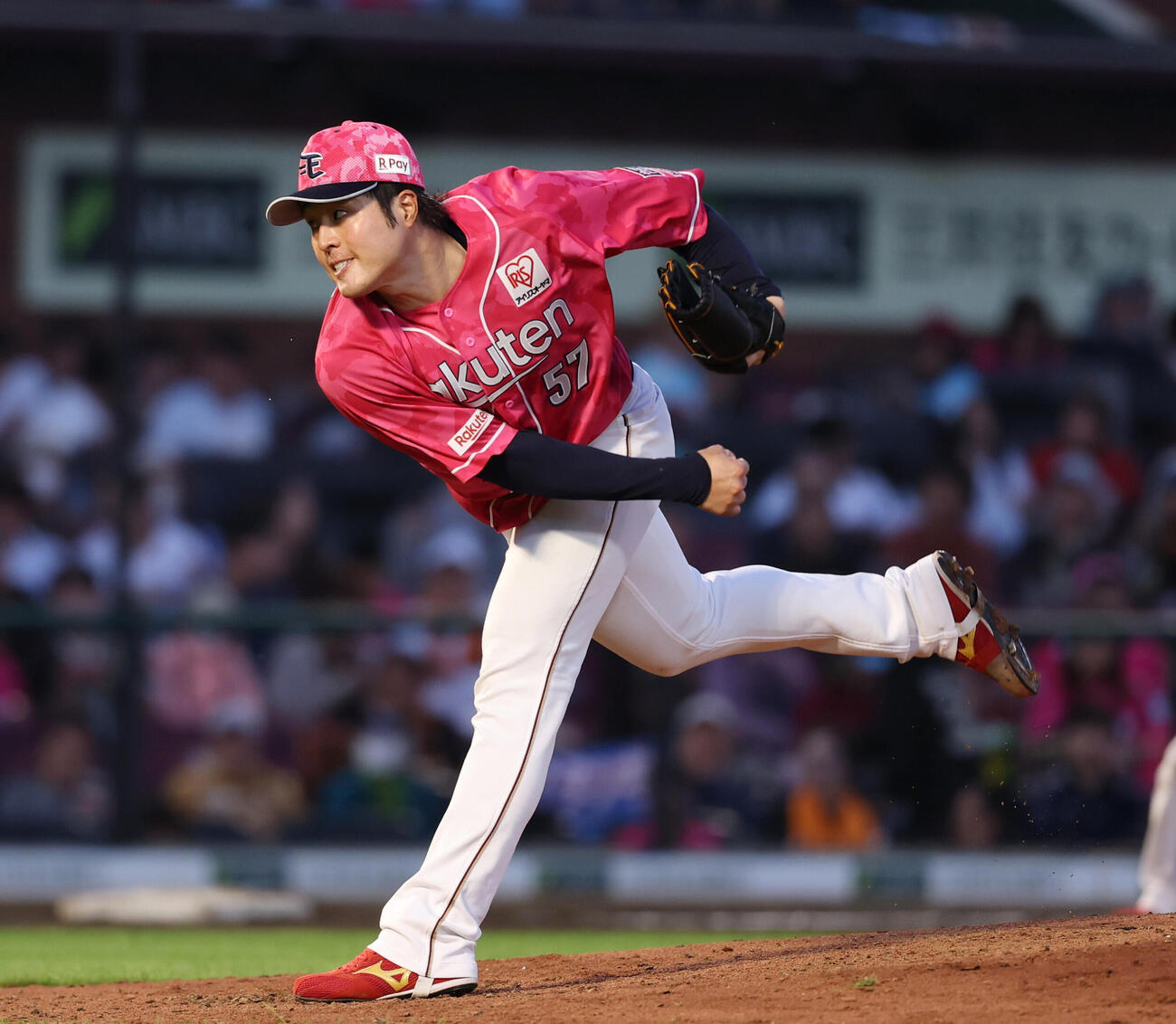 楽天対巨人　先発し力投する楽天瀧中瞭太（撮影・増田悦実）