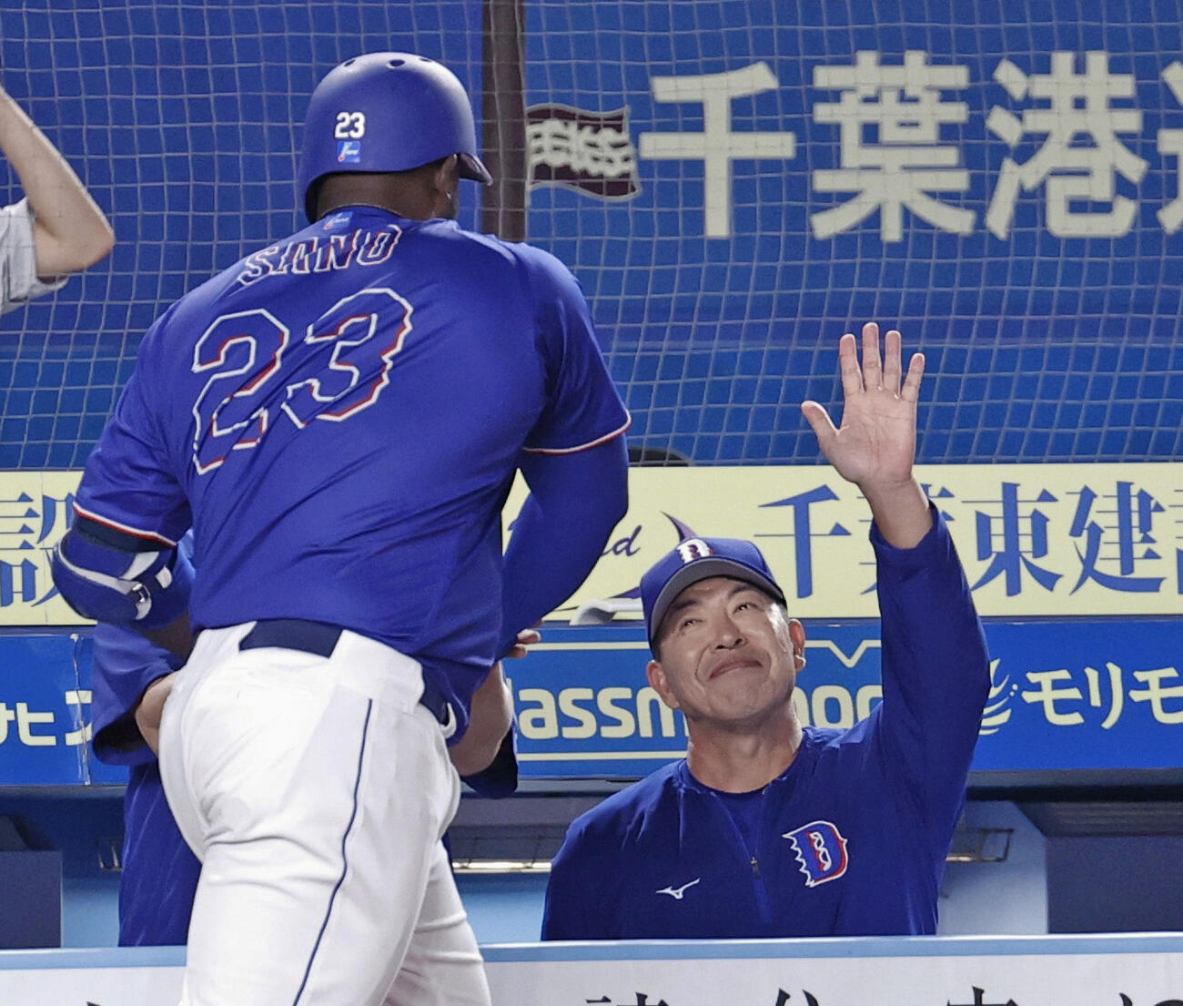 8回、同点本塁打を放ったサノー（左）を迎える中日井上監督（共同）