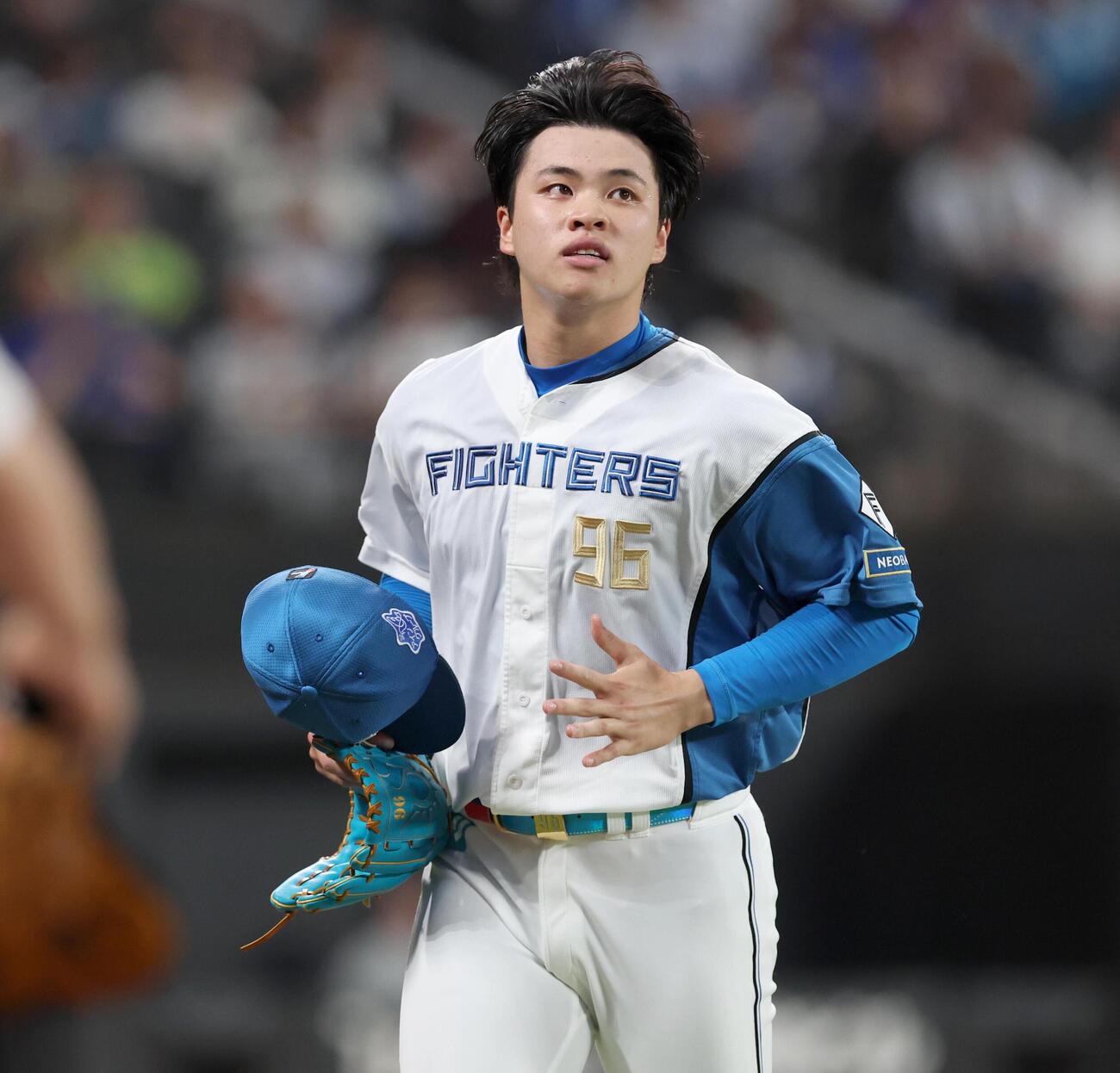 日本ハム対DeNA 5回表、無失点に抑えベンチに引き上げる孫易磊（撮影・黒川智章）
