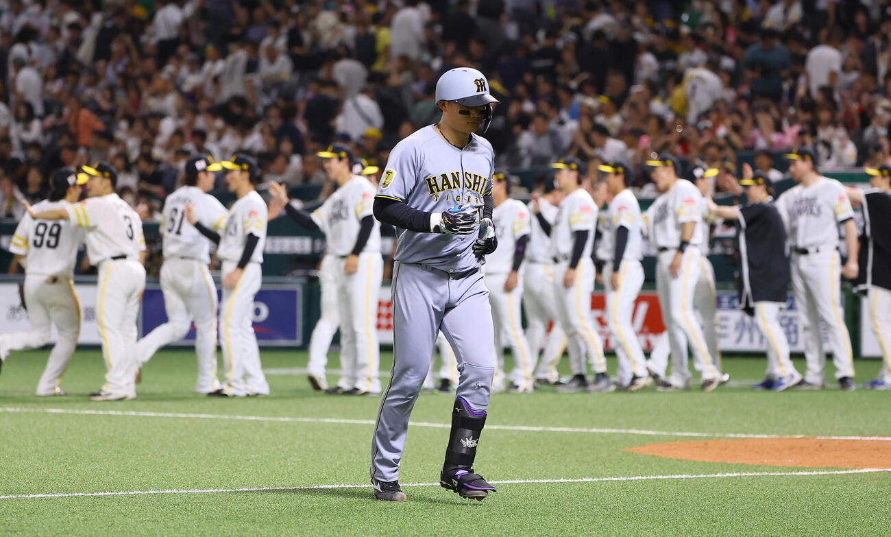 ソフトバンク対阪神　9回表阪神2死一塁、二ゴロに倒れた森下翔太はベンチに引き揚げる（撮影・上田博志）