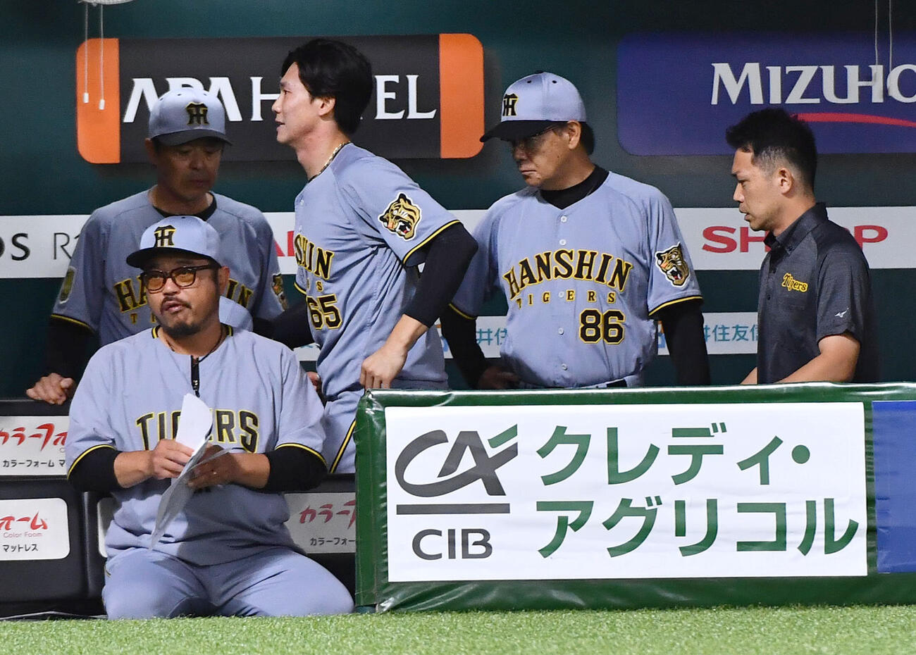 ソフトバンク対阪神　6回裏終了後、トレーナーとベンチ裏へ引き揚げる湯浅京己（左から3人目）（撮影・岩下翔太）