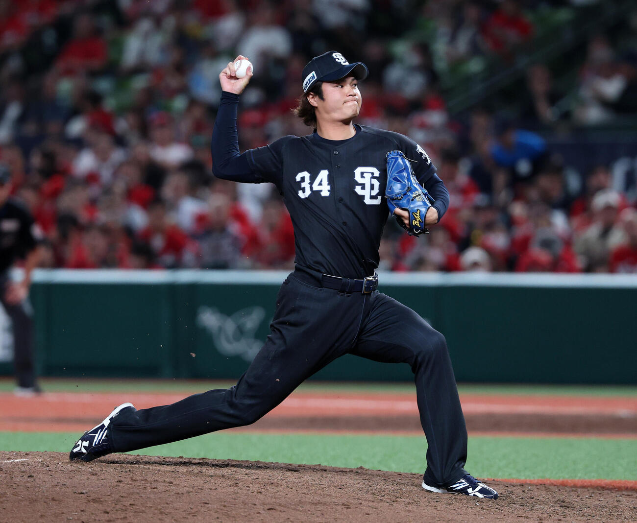 西武対広島　力投する西武4番手の甲斐野央（撮影・鈴木正人）