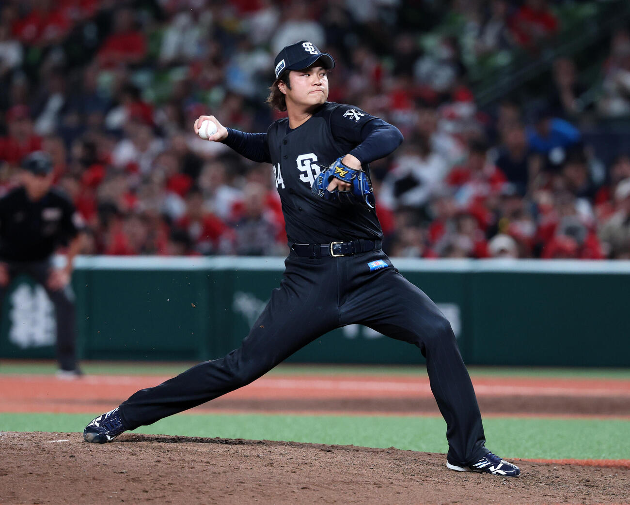 西武対広島　力投する西武4番手の甲斐野央（撮影・鈴木正人）