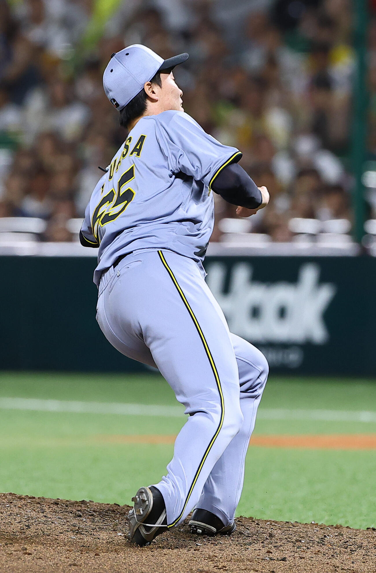 ソフトバンク対阪神　6回裏ソフトバンク2死二、三塁、柳田悠岐を二ゴロに打ち取った湯浅京己はマウンドで足をひねる（撮影・上田博志）