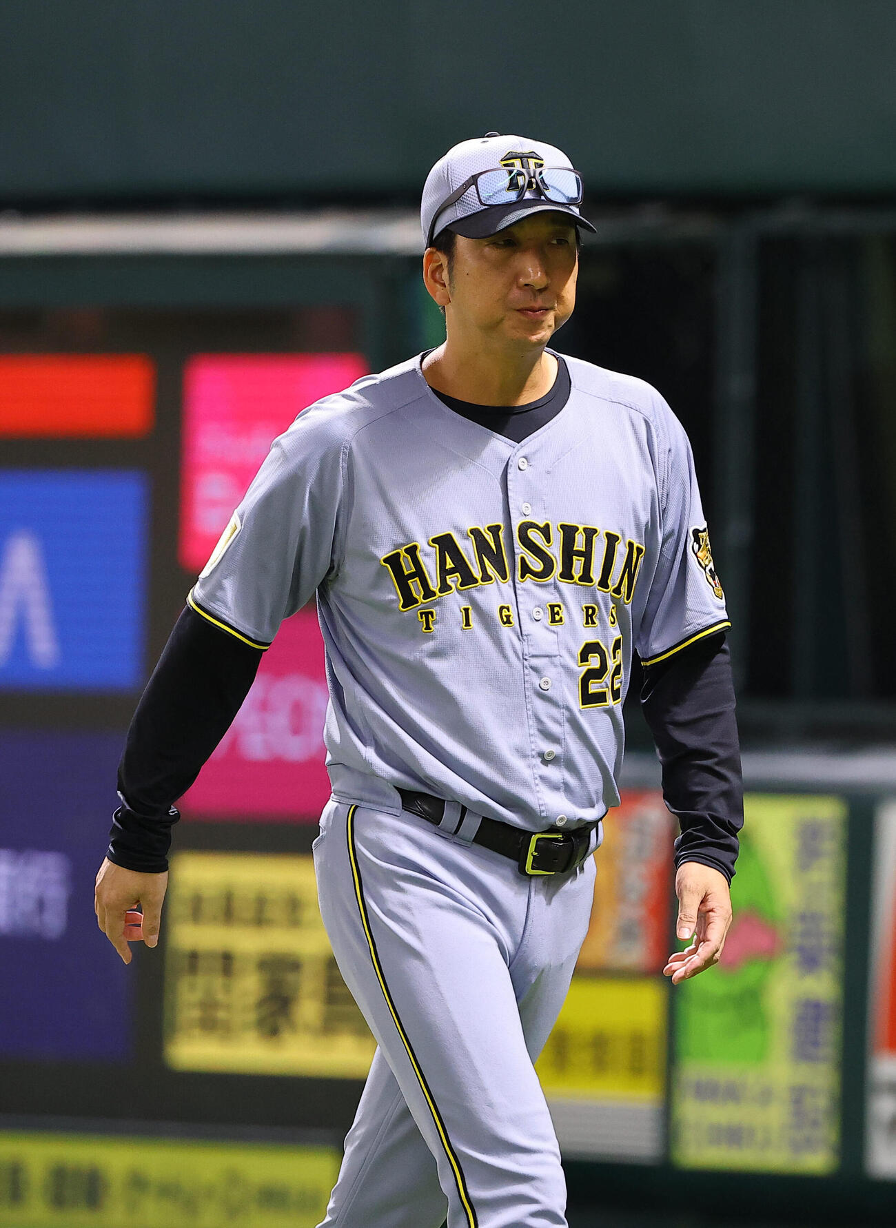 ソフトバンク対阪神　選手交代を告げる藤川球児監督（撮影・上田博志）