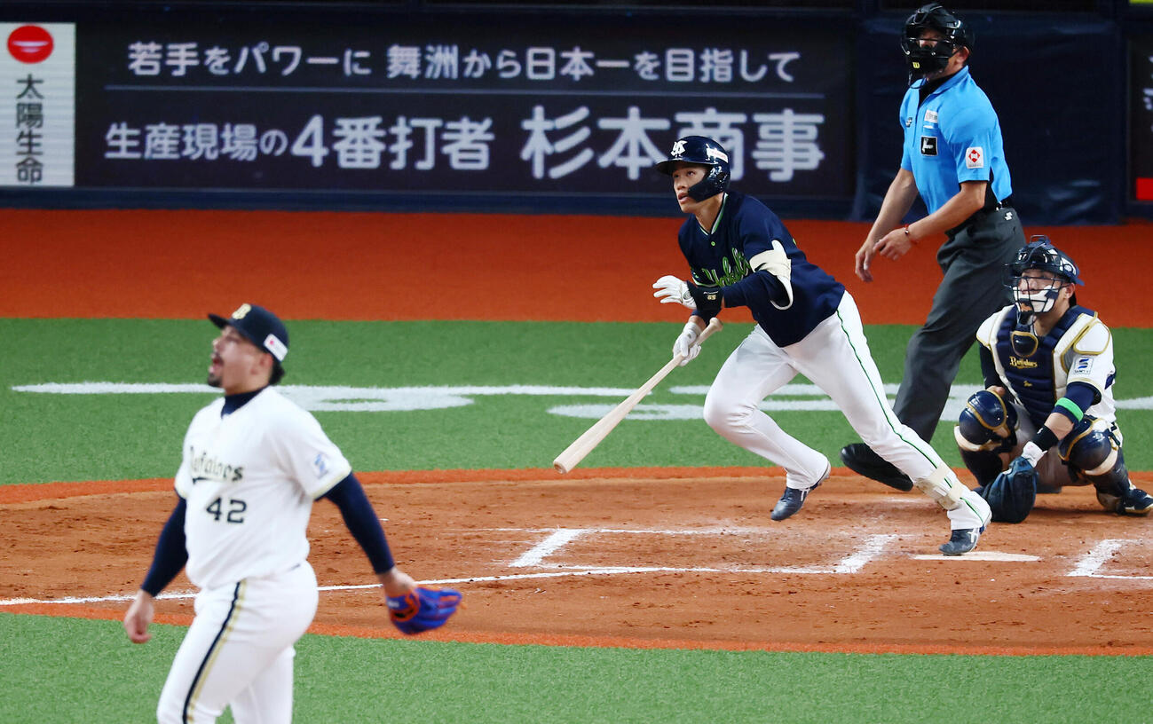 オリックス対ヤクルト　9回表ヤクルト2死、.塩見泰隆は右越えソロ本塁打を放つ。投手アンドレス・マチャド（撮影・加藤哉）＝2026年6月11日