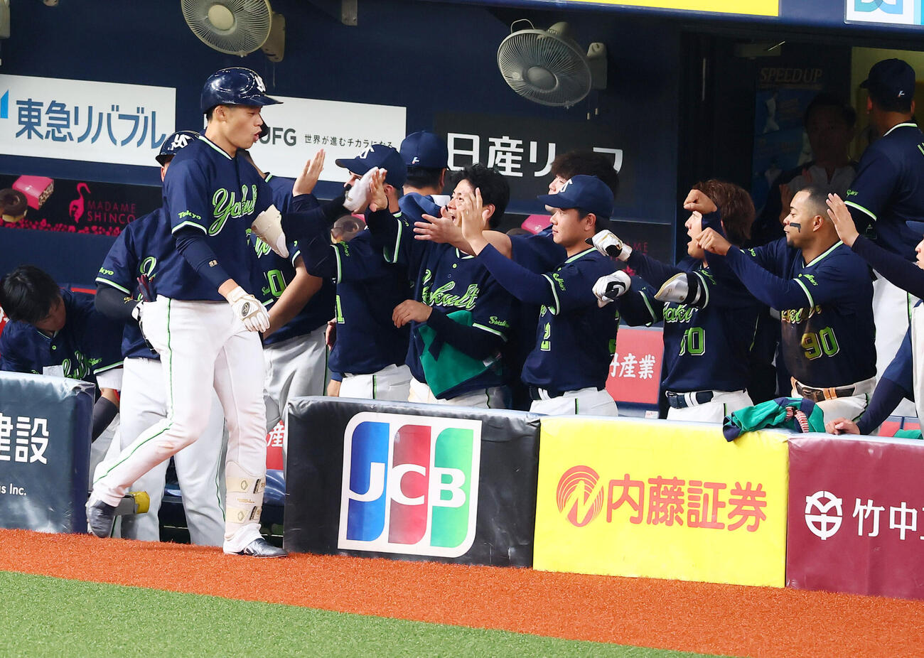オリックス対ヤクルト　9回表ヤクルト2死、.塩見泰隆は右越えソロ本塁打を放ちベンチのナインとタッチする（撮影・加藤哉）＝2026年6月11日