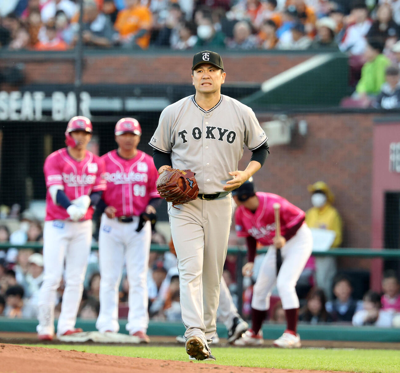 楽天対巨人　1回裏楽天1死三塁、辰己涼介（後方）に先制適時打を許し悔しそうな表情を浮かべる田中将大（撮影・浅見桂子）