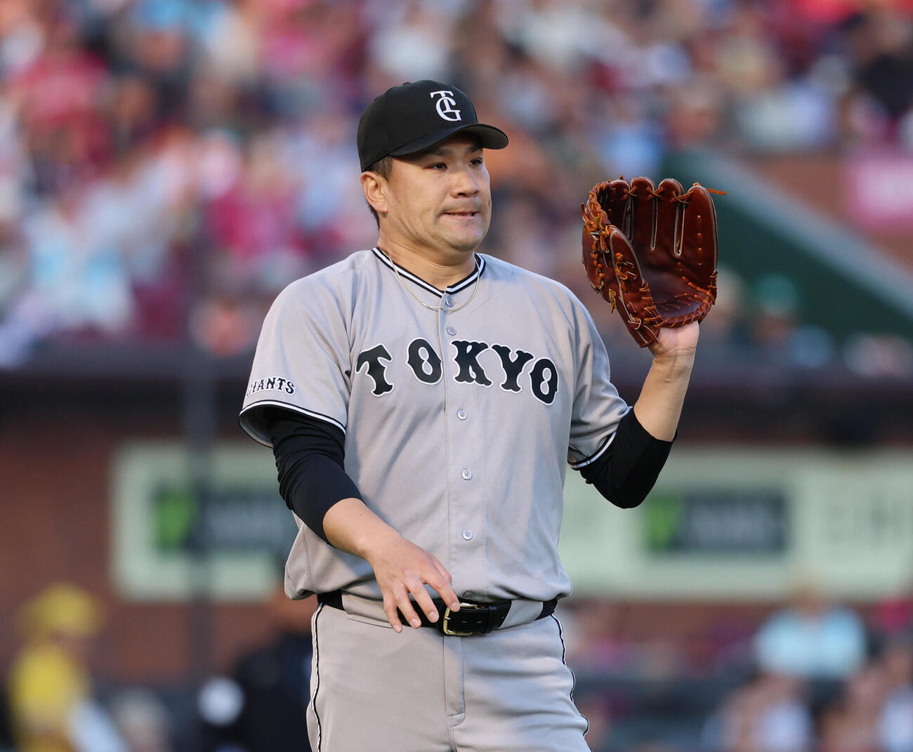 楽天対巨人　1回裏楽天2死一塁、村林一輝の適時内野安打打で追加点を浴び、渋い顔を見せる田中将大（撮影・増田悦実）