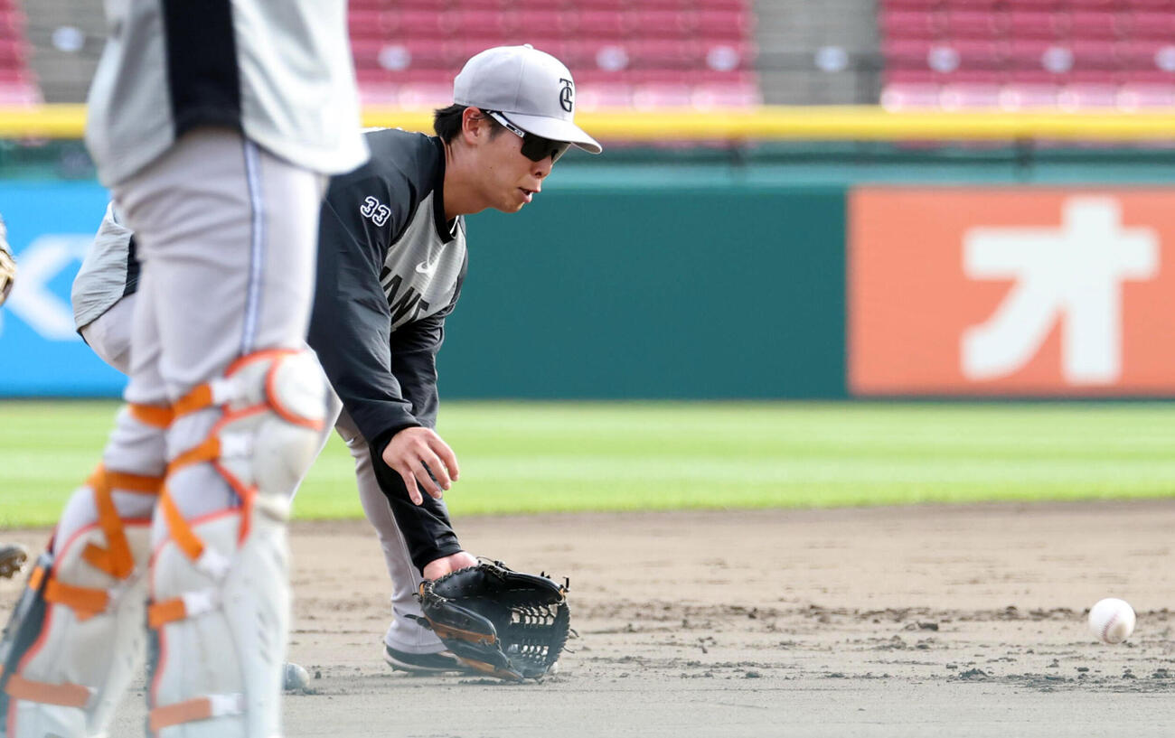 楽天対巨人　ノックを受けるる巨人小浜佑斗（撮影・浅見桂子）
